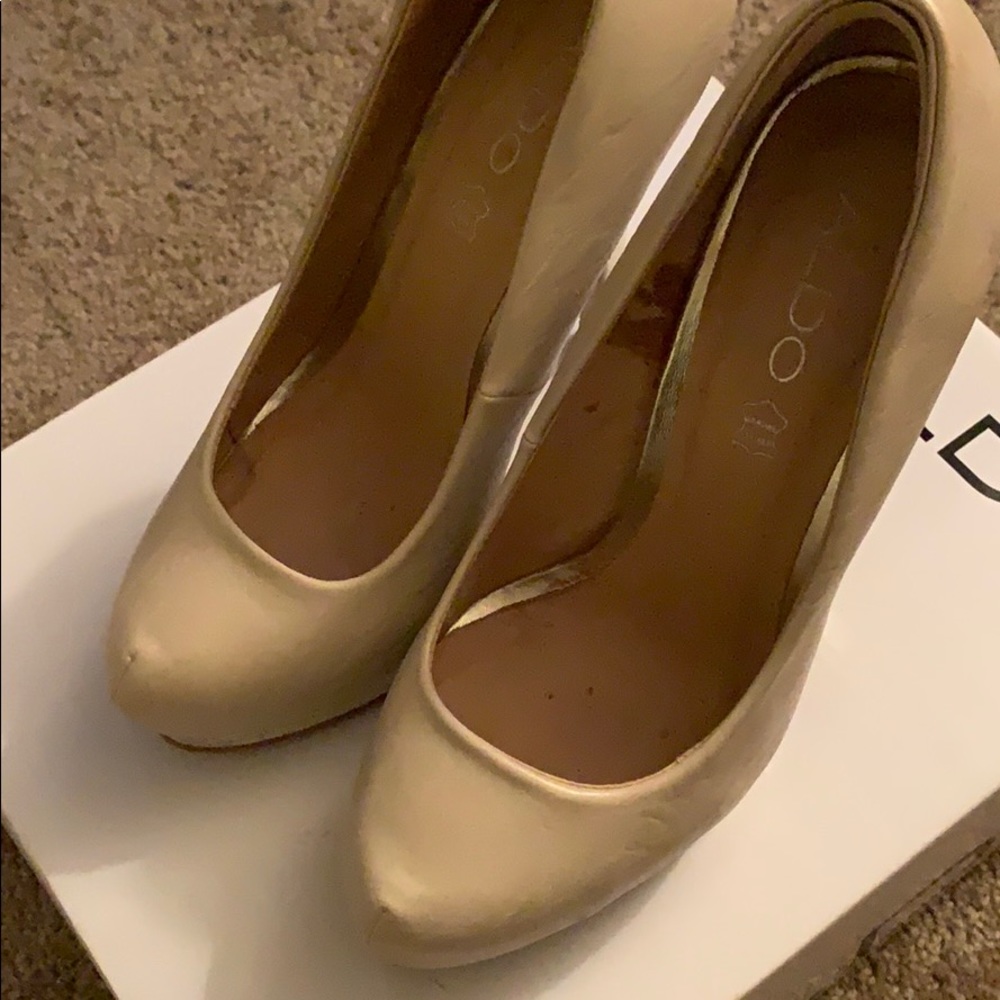 Women’s nude and gold stiletto. Size 37
